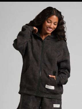 New COMFRT zip hoodie color is MIDNIGHT FOREST brand new camo collection!🖤🩶🤍